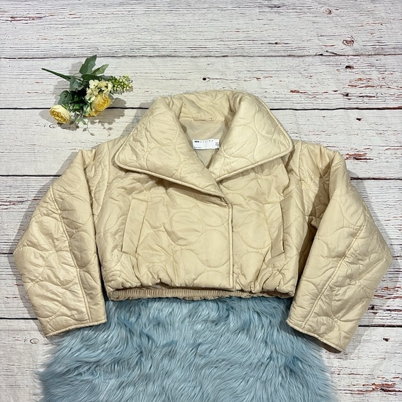 ASOS DESIGN cropped onion quilted jacket in cream - Picture 2 of 9